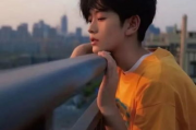 娱乐吃瓜头像男真人,真人生吃瓜头像背后的男星故事